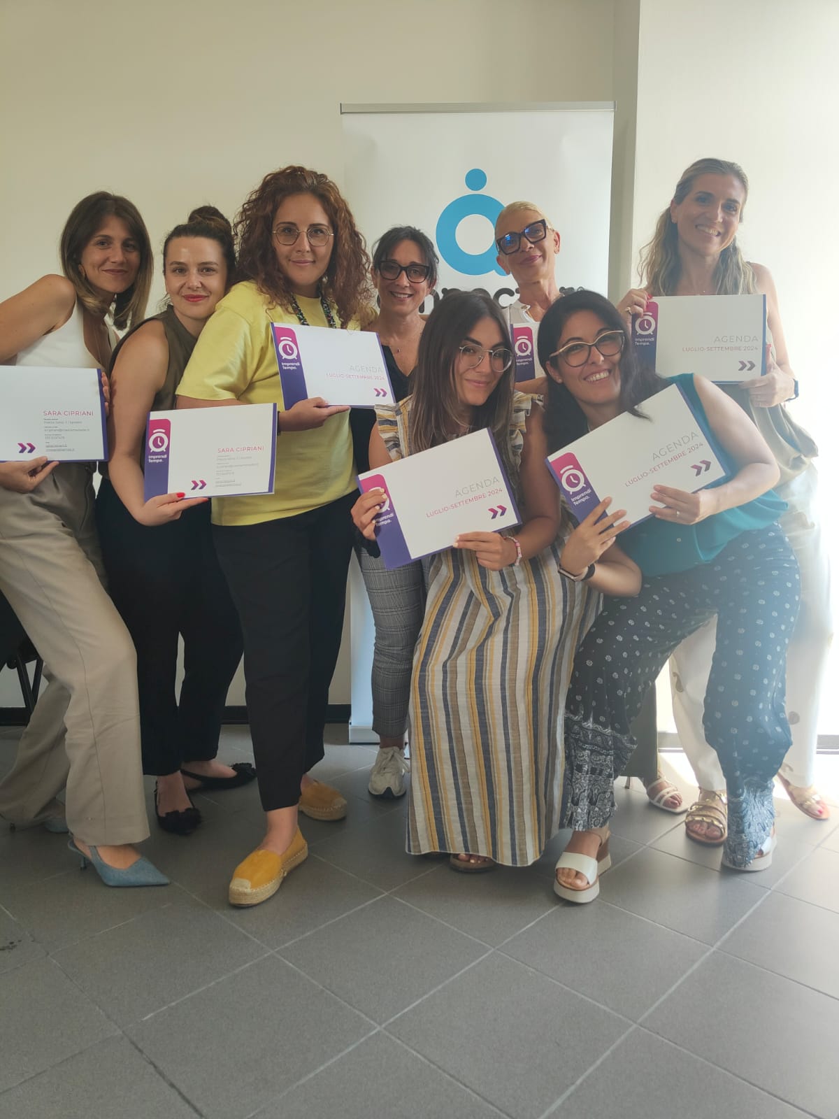 Gruppo di partecipanti ImprendiTempo con le agende del metodo