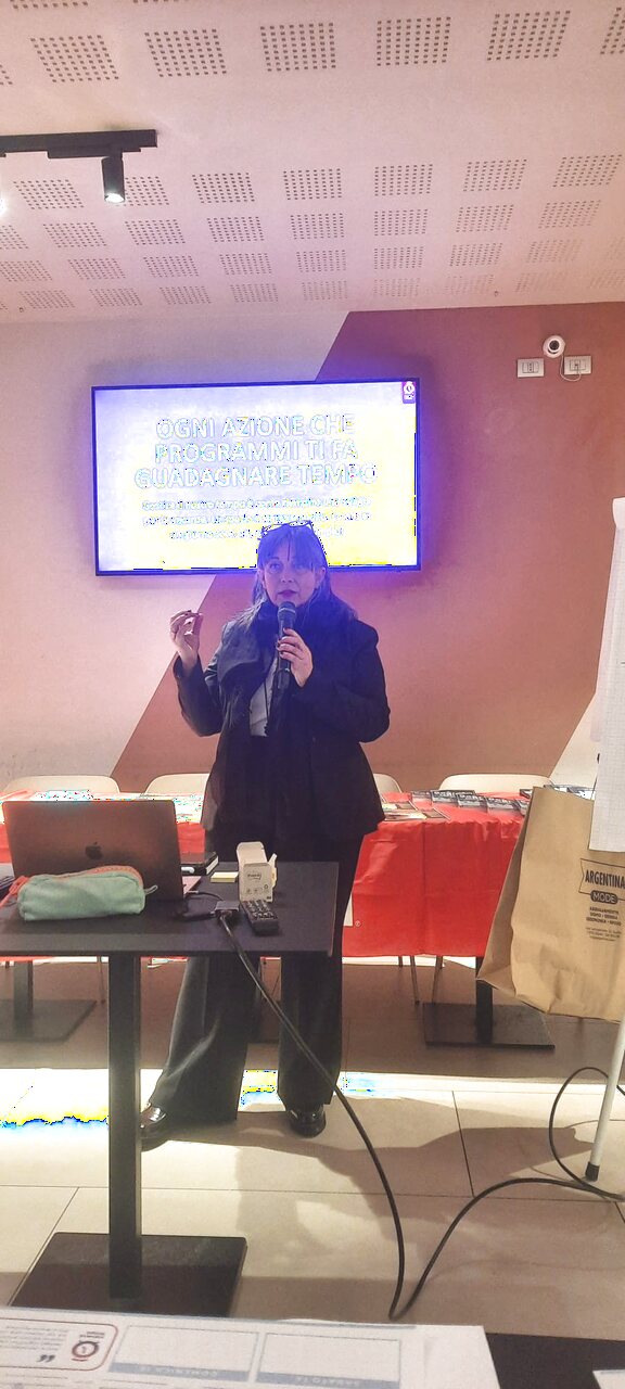 Sara Cipriani durante una formazione ImprendiTempo sul palco